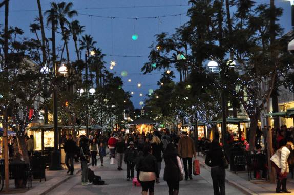 Decoração natalina na 3rd St. Promenade, a movimentada rua comercial de Santa Monica, em Los Angeles, na Califórnia - EUA